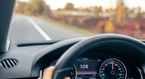 Prędkościomierz pokazuje 108 km/h. Zastanawiasz się, ile można jechać w terenie niezabudowanym? Przepisy mówią jasno, ale czasem pokusa jest duża.