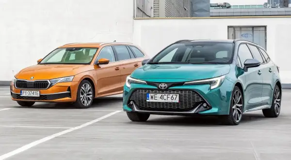 Pomarańczowa Skoda i zielona Toyota, dwa auta znane z tego, że są najmniej awaryjne, stoją obok siebie na parkingu.