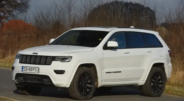 Biały Jeep Grand Cherokee 3.6 na drodze, ciekawi mnie jego spalanie.