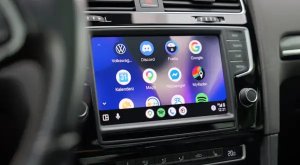 Ekran samochodu z ikonami aplikacji na Android Auto: Volkswagen, Discord, Kalendarz, Mapy, Google, Messenger, MyRadar, Spotify.