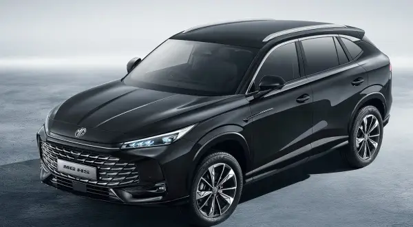 Czarny SUV MG HS, jeden z przykładów dynamicznie rozwijających się chińskich marek aut, prezentuje nowoczesny design i sportowe linie.