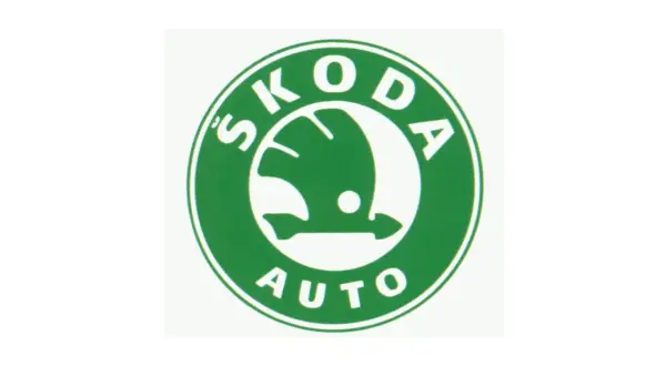 Zielony znaczek Skoda Auto z białym skrzydlatym motylem. To symbol, co oznacza znaczek Skody, symbolizujący dynamizm i podróż.