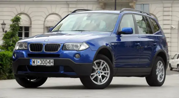 Niebieskie BMW X3, idealne do miasta i na dalsze trasy. Zastanawiasz się, jakie BMW X3 jaki silnik wybrać?