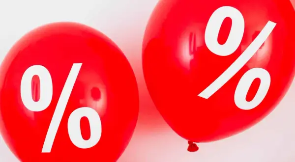 Dwa czerwone balony z białymi symbolami procentów. Idealne na promocję, np. leasing 101 procent.