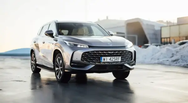 Szary SUV MG z polskimi tablicami WI 425RF. To hybryda, co to znaczy? Połączenie silnika spalinowego i elektrycznego dla oszczędności.