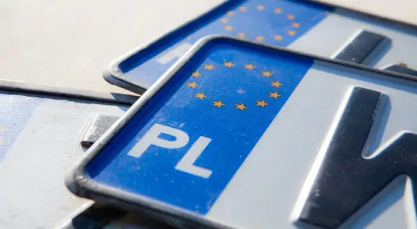 Polskie tablice rejestracyjne z symbolem Unii Europejskiej. Zastanawiasz się, ile czeka się na tablice rejestracyjne?