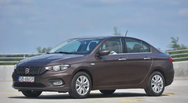 Brązowy Fiat Tipo sedan, idealny do miasta. Poznaj jego wymiary i możliwości.