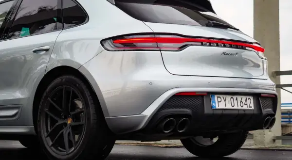 Srebrny Porsche Macan T z podwójnymi końcówkami wydechu. Zastanawiasz się nad jego **porsche macan spalanie**?