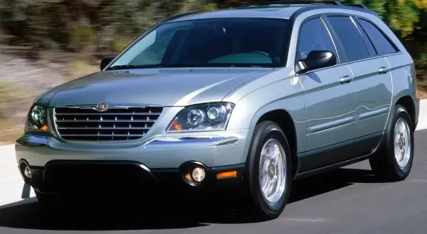 Srebrny Chrysler Pacifica w ruchu. Zastanawiasz się nad jego spalaniem? Ten model oferuje komfort i przestrzeń.