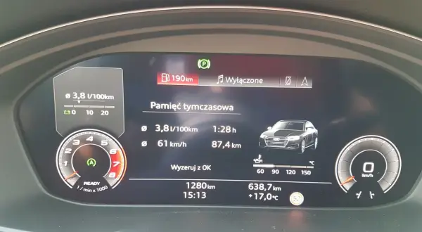 Audi A4: średnie spalanie 3,8 l/100km, zasięg 190km. Pokazuje też prędkość i dystans.