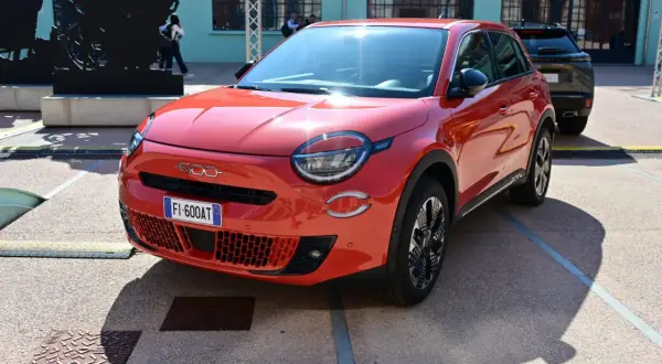 Nowy Fiat 600, kompaktowy SUV, prezentuje swoje wymiary na zewnątrz.