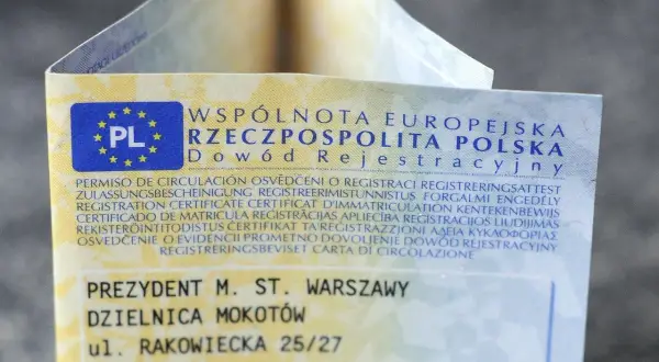 Dowód rejestracyjny z pieczęcią "PL" i informacją o braku miejsca w dowodzie rejestracyjnym.