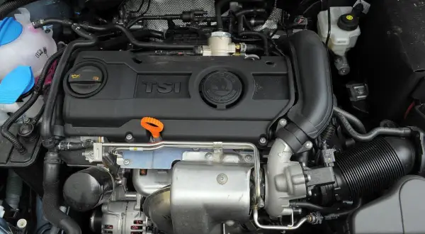 Silnik TSI w Skoda Octavia 2. Widoczny jest turbosprężarka, przewody i zbiorniczki płynów.