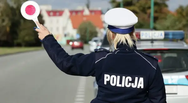 Policjantka kieruje ruchem, a kierowcy zastanawiają się, dlaczego punkty karne nie skasowały się po roku.