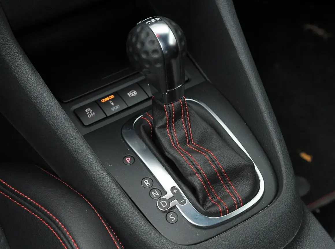 Biegi w automacie oznaczenia: P, R, N, D, S. Widoczne przyciski trybów jazdy: Comfort, Sport, ESP Off.