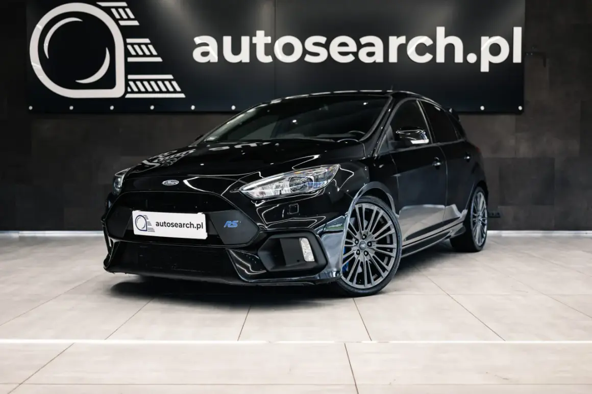 Czarny Ford Focus RS z emblematem RS na grillu, gotowy do jazdy.