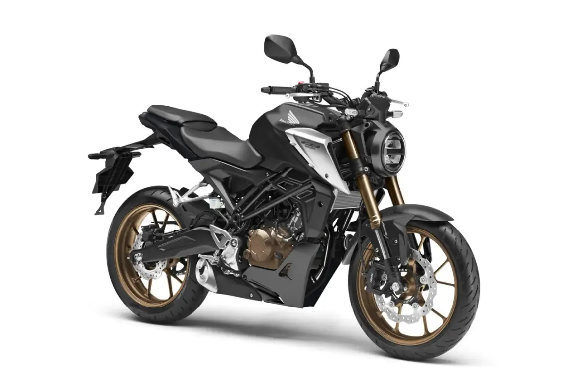 Czarny motocykl Honda CB125R, uznawany za najmocniejszy motocykl 125, z brązowymi felgami i złotym widelcem.