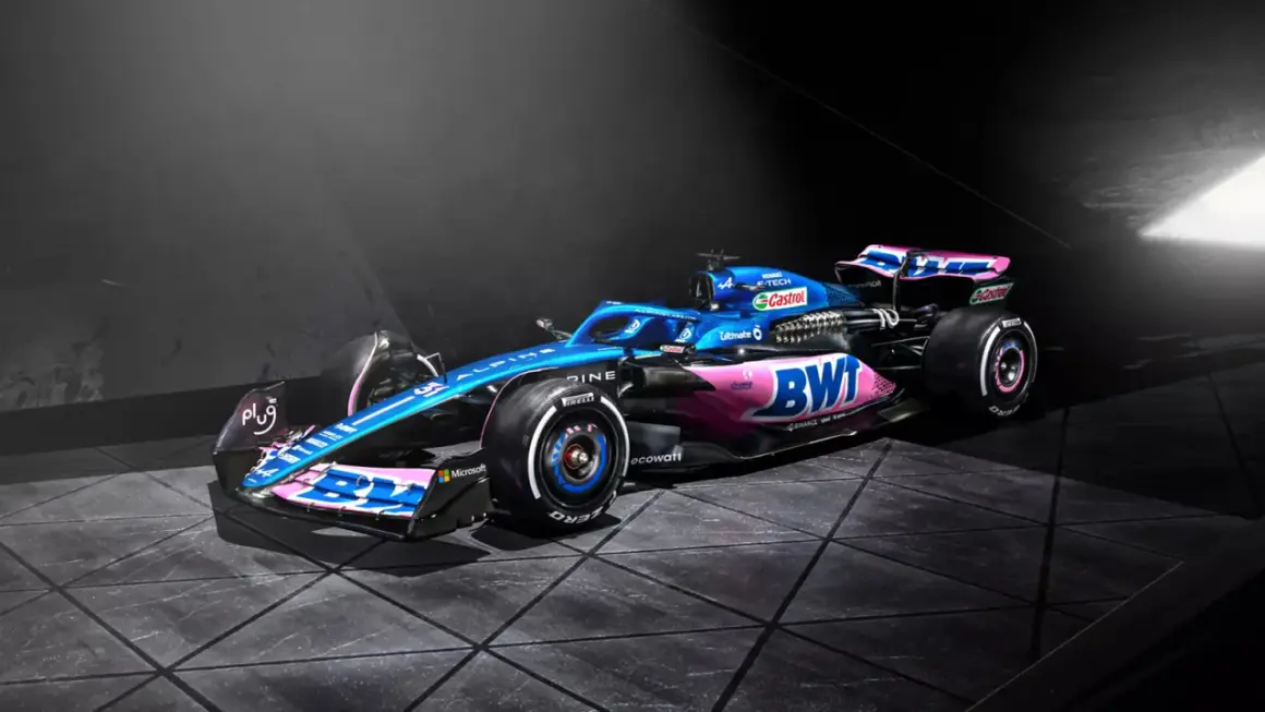 Błękitno-różowy bolid zespołu Alpine F1 Team z logo BWT i Castrol, gotowy do wyścigu.