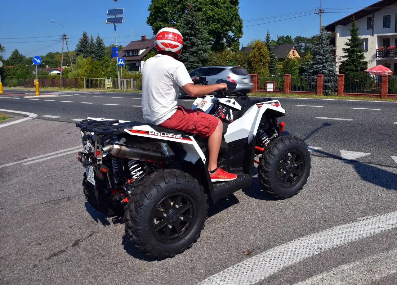 Jazda bez kasku na motocyklu i quadzie. Jaki mandat grozi?