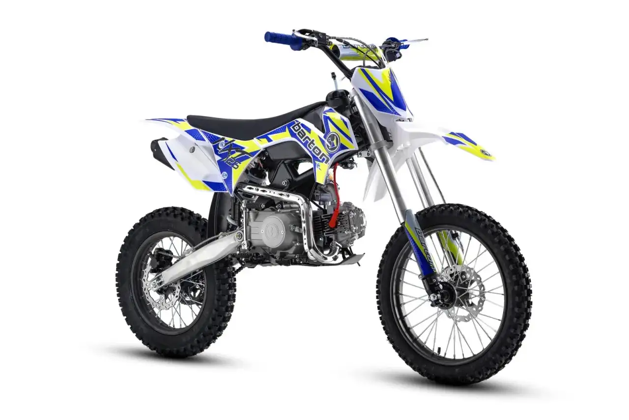 Biało-niebieski cross Barton 125, idealny dla młodych adeptów motocrossu. Od ilu lat można jeździć crossem 125? Zazwyczaj od 12-14 lat, zależnie od przepisów.