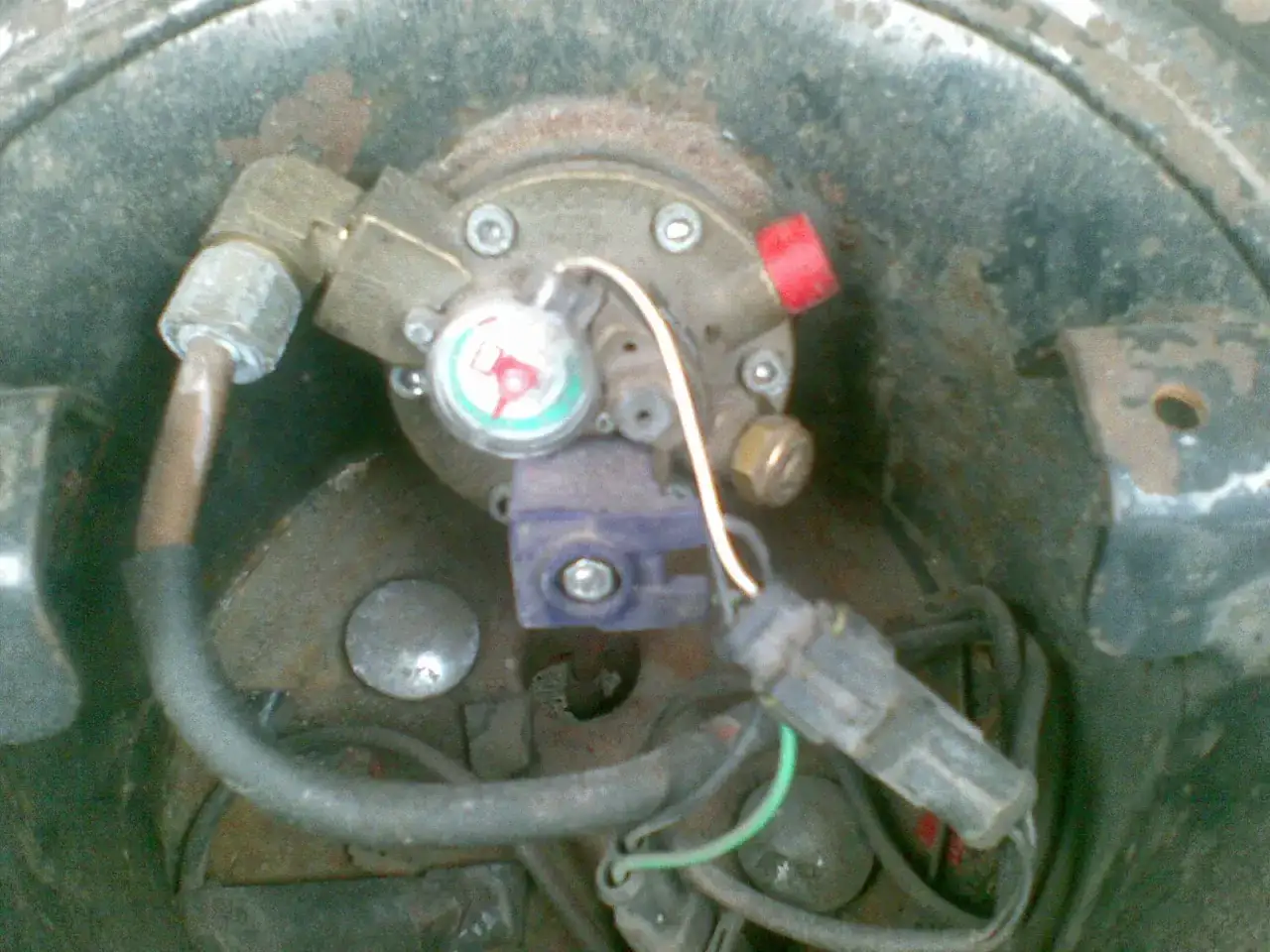 Widoczny uszkodzony elektrozawór LPG. Objawy mogą obejmować problemy z przełączaniem na gaz lub jego brak.