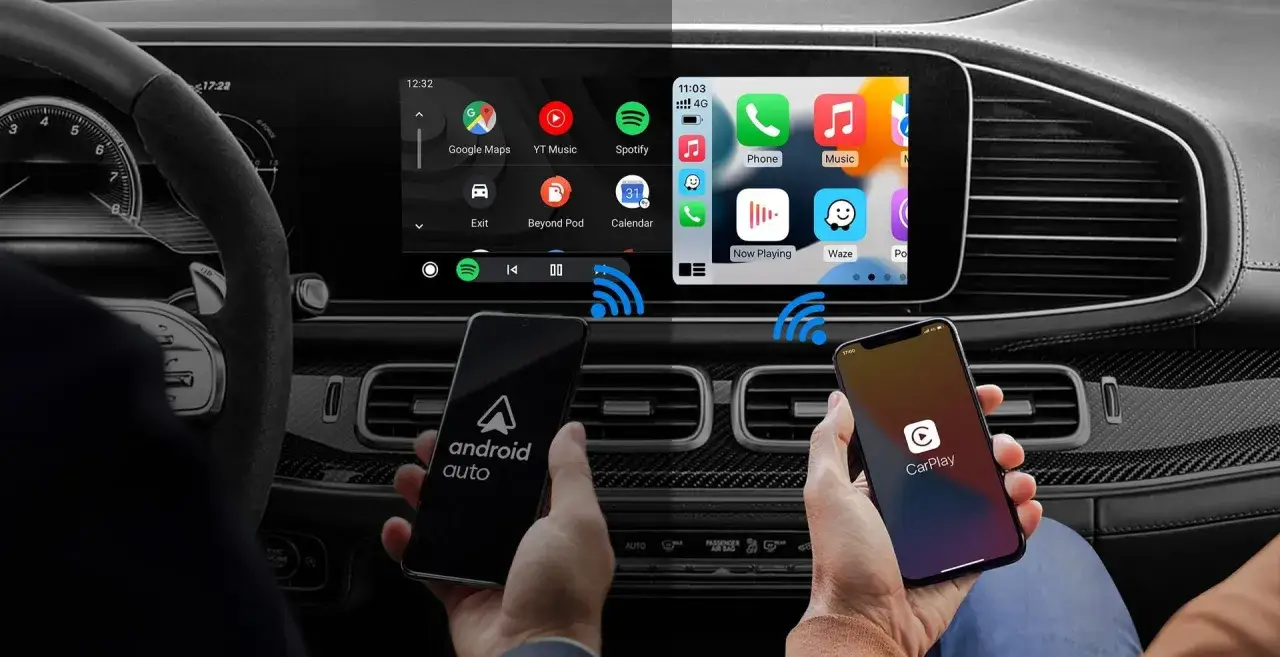 Porównanie interfejsów Android Auto i CarPlay w samochodzie. Dwa telefony, jeden z logo Android Auto, drugi z logo CarPlay, podłączone do ekranu.