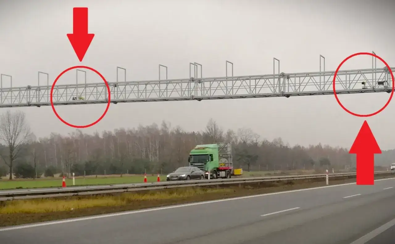 System odcinkowy pomiar prędkości a2. Kamery na bramownicy nad autostradą monitorują ruch.