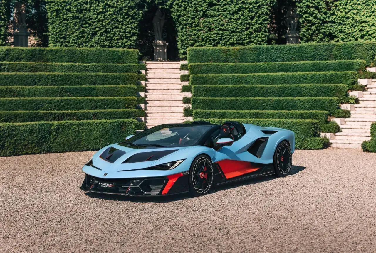 Niebieski supersamochód Lamborghini z czerwonymi akcentami, gotowy do startu. Czy wiesz, co to launch control?