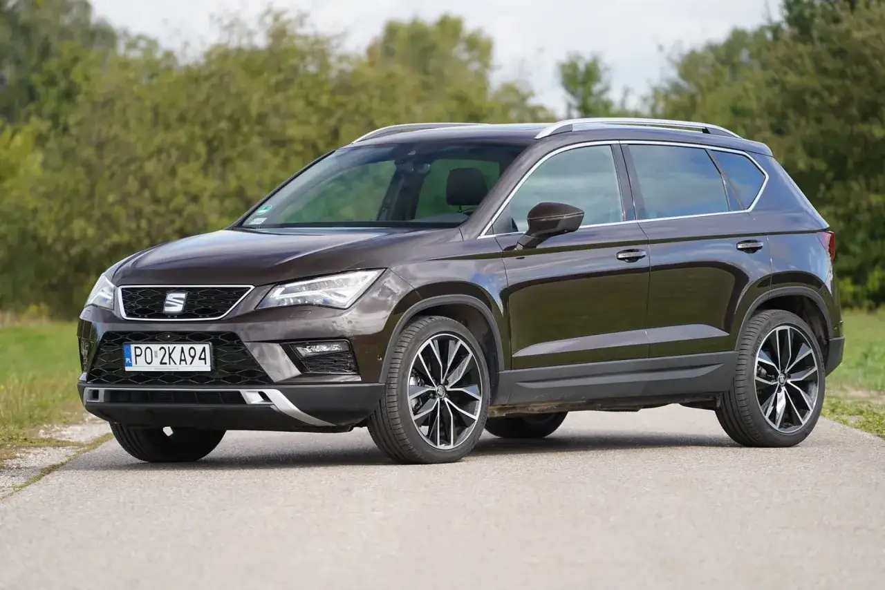 Brązowy Seat Ateca na drodze. Sprawdź jego wymiary i możliwości.