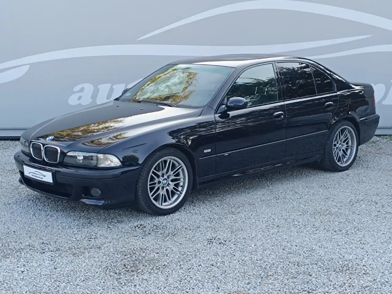 Czarny sedan BMW E39 M5 z felgami M Parallel. Klasyk na drodze, gotowy na nowe przygody.