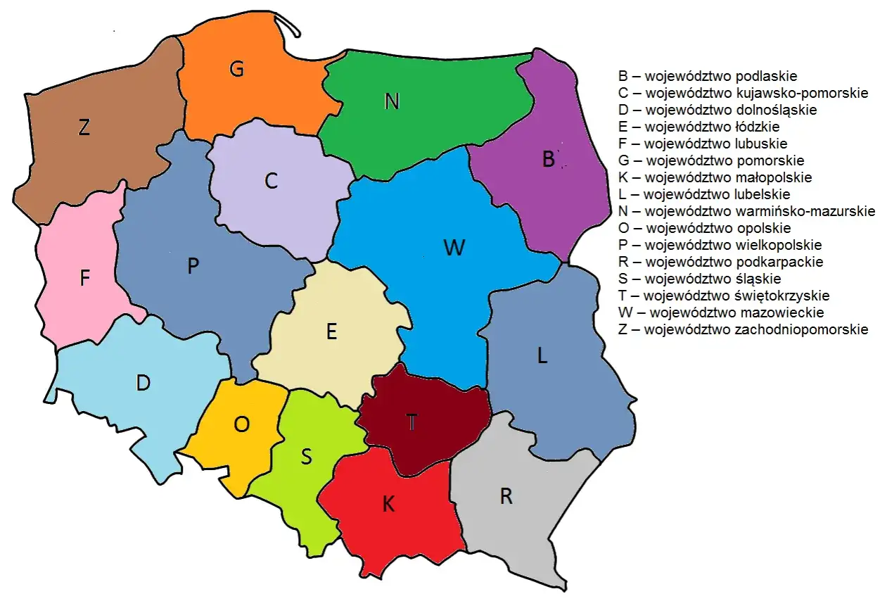 Mapa Polski z zaznaczonymi województwami i ich literowymi oznaczeniami, które odpowiadają tablicom rejestracyjnym.