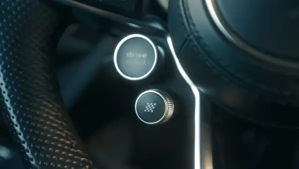 Przycisk "drive select" i ikonka szachownicy na kierownicy. Czy to jest launch control co to?