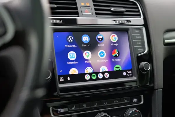 Ekran samochodu z ikonami aplikacji na Android Auto: Volkswagen, Discord, Kalendarz, Mapy, Google, Messenger, MyRadar, Spotify.