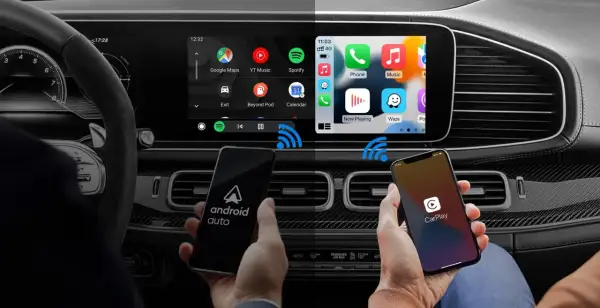 Porównanie interfejsów Android Auto i CarPlay na ekranie samochodu. Dwa telefony pokazują logo systemów, a na ekranie widać ikony aplikacji.