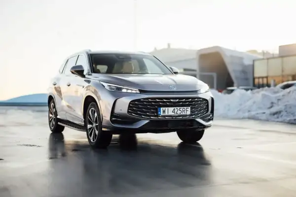 Szary SUV MG z polskimi tablicami WI 425RF. To hybryda, co to znaczy? Połączenie silnika spalinowego i elektrycznego dla oszczędności.