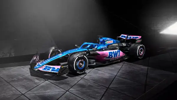 Błękitno-różowy bolid zespołu Alpine F1 Team z logo BWT i Castrol, gotowy do wyścigu.